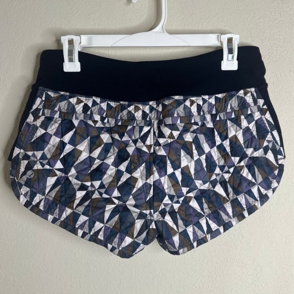 Lululemon Hot Cheeks Short II Stained Glass Love Neutral Blush Black size 6 - Picture 2 of 5